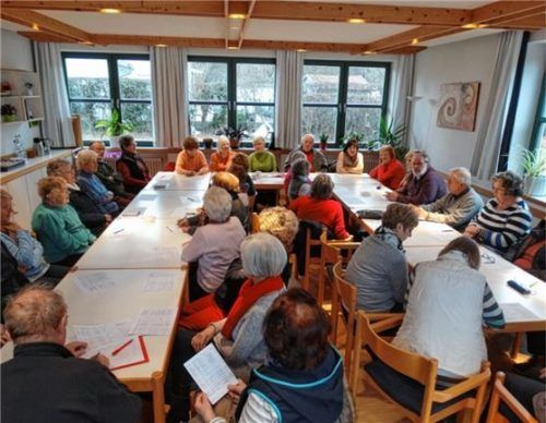 Das Interesse unter den älteren Herrschaften an „Zusammen ist man weniger allein“ ist groß.Foto fis