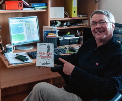 Das ist Nummer vier: Peter Brand und sein jüngster Krimi „Im Netz des Täuschers“.Fotos Johannes Thomae