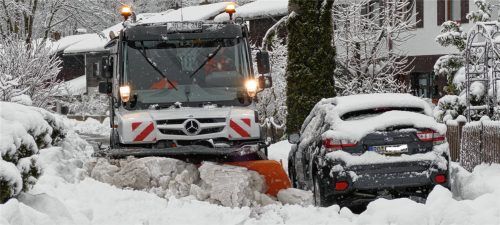Das ist sehr eng: Häufig seien Fahrzeuge der Anlieger nicht vorschriftsgemäß abgestellt – und das behindere das Räumen. Fotos Hoffmann