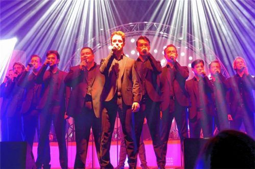 Das „singende Dutzend“ war in ausgefeilter Choreografie farbig ins Licht gesetzt. Foto Janka