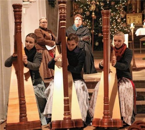 Das Trio „Seewind Harfendirndl“: Maria aus Bernau, Franziska aus Hinterwössen und Lena aus Unterwössen. Fotos Rehberg