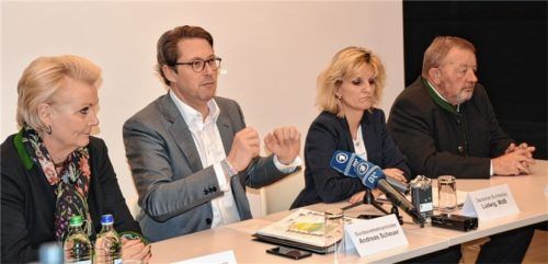 Dass der Weg vor ihnen nicht einfach sein wird, war aus den Gesichtern deutlich abzulesen. Oberbürgermeisterin Gabriele Bauer, Bundesverkehrsminister Andreas Scheuer, Bundestagsabgeordnete Daniela Ludwig und der stellvertretende Landrat Josef Huber (von links) bei der gestrigen Pressekonferenz im Landratsamt.Foto rassow