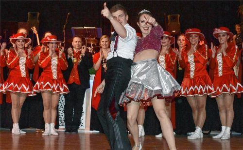 Daumen hoch für einen gelungenen Auftritt: die Garde im Hintergrund applaudiert dem Prinzenpaar Stefanie II., tanzende Regentin vom Palast der heilenden Hände, und Prinz Paul III., holder Regent über Samt und Seide aus dem Reich des hohen Moos. Fotos Ammelburger