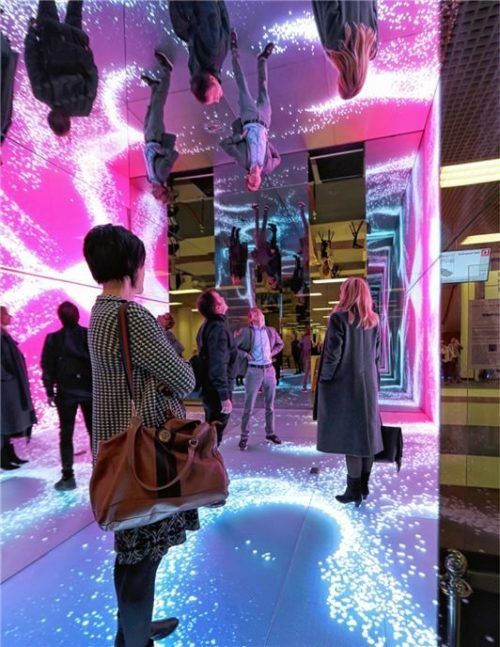 „DeepLumen“ heißt dieses Raumelement in Form eines begehbaren Würfels, in dem man per Algorithmus erzeugte digitale Raumillusionen erleben kann.