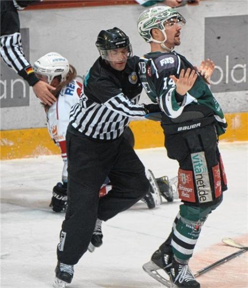 Der einzige Starbulls-Erfolg gegen Regensburg: Niki Meier vermöbelte Felix Schwarz.