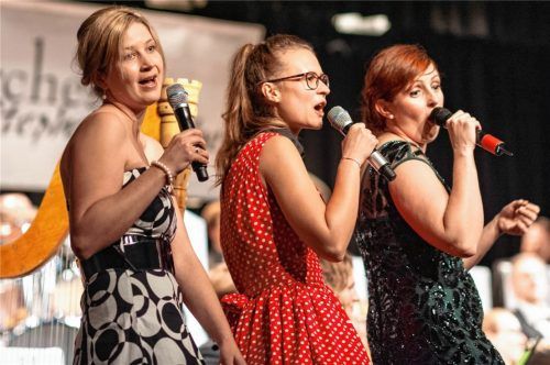 Der Höhepunkt des Abends: Gertraud Bauer, Manuela Fritz und Regina Huber (von links) beim Klassiker „Bei mir bist du scheen“.Foto thomae
