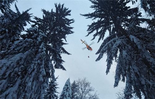 Der Rettungshubschrauber Christoph 1 nahm den Verletzten per Seilwinde hoch.Foto re