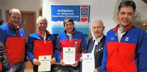 Der stellvertretende Bereitschaftsleiter Matthias Pummerer (links) und Bereitschaftsleiter Josef Hunger (rechts) gratulierten Helmut Kaiser, Wolfgang Menzinger und besonders Rainer Hoffmann (von links) für ihren ehrenamtlichen Einsatz. Vorbildlich: Hoffmann ist seit 60 Jahren bei der Bergwacht.Foto re