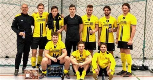 Der SV Söchtenau-Krottenmühl gewann das fünfte Derby-Cup-Hallenturnier des TSV Bad Endorf. Stehend: Trainer Tom Böhm, Michael Freiberger, Lukas Lindner, Michael Schmidpeter, Andreas Dorner, Christian Schießl, Johannes Schuster (von links); sitzend: Peter Linner, Andreas Linner und Josef Hölzl (von links).