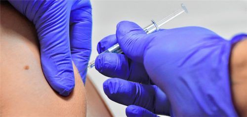 Der tetravalente Impfstoff gegen Influenza ist in beinahe ganz Europa und den USA ausverkauft, weiß Apothekerin Susanne Engelmann. Die Ärzte müssen im Juli bestellen. Anhand dieses Bedarfes werden die Impfstoffe hergestellt. Deckt sich eine Praxis nicht ausreichend ein, hat sie kaum eine Chance, nachzubestellen.Foto dpa