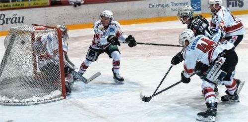 Die 1:0-Führung für Rosenheim durch Michael Baindl, der sich gegen vier Regensburger durchsetzte. Foto  Ziegler