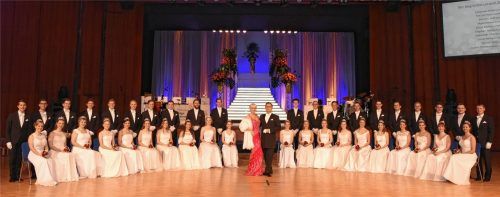 Die 20 Debütanten-Paare mit dem Ehepaar Christine und Zoltan Kesmarki von der gleichnamigen Tanzschule.Fotos richter