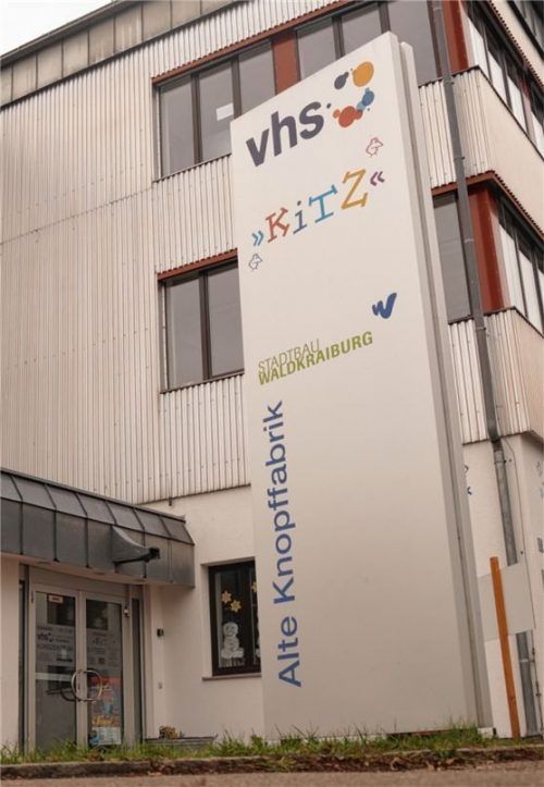 Vor 50 Jahren wurde die Volkshochschule zehn Jahre alt: 70000 Besucher nahmen in dieser Zeit an ihren Veranstaltungen teil. Von einem zentralen Standort wie heute in der Graslitzer Straße konnte die Erwachsenenbildung damals nur träumen.Foto  Grundner