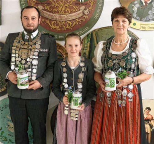 Die drei Aschauer Schützenkönige Thomas Graf (Luftpistole), Marie Maurer (Jugend) und Helga Fortner (Luftgewehr) Foto Rehberg