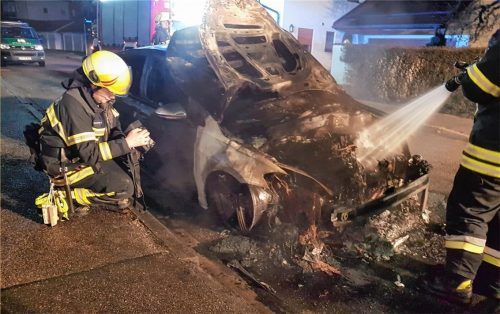 Die Feuerwehr Waldkraiburg musste anrücken, um das brennende Auto zu löschen.Foto fib