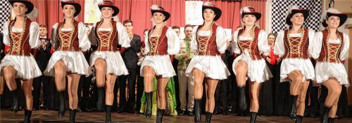 Die Gardistinnen legten gekonnt in ihren weinroten Uniformen mit goldenen Litzen den großen Auftritt hin.Fotos rehberg