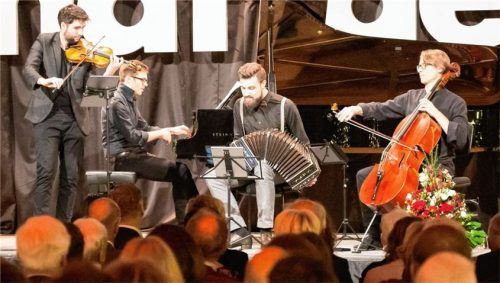 Die Geschichte des Tangos erzählt das „Cuarteto Sol Tango“ bei seinem Konzert. Foto re