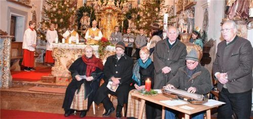 Die „Inntaler Sänger“ mit Franz Singer, Peter Anderl an der Zither und Sepp Wieland (von rechts), links daneben die Geschwister Forster. Am Altar Pfarrer Helmut R. Kraus und Konzelebrant Pater Joy aus Indien.Foto re