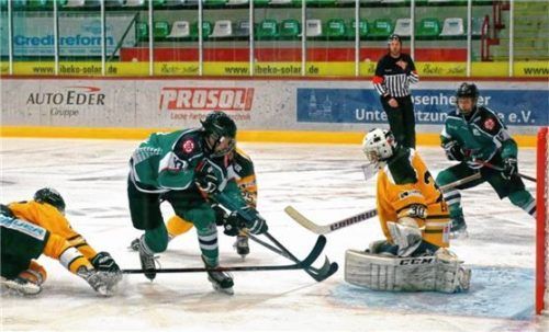 Die Junioren der Starbulls Rosenheim reisen am Sonntag zum vierten Vergleich mit dem EV Füssen. Foto krumpe