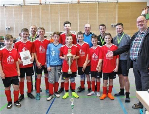 Die Juniorensieger „Innleitenkicker Ensdorf-Frauendorf“ mit Pater Ulrich Bednara (rechts) und Jugendseelsorger Rupert Schönlinner (Dritter von links).Foto hpf