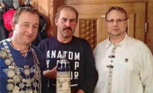 Die Kette zeigt: Ich bin der Schützenkönig! Anton Voglmaier freut sich. Den Nikolauspokal sicherte sich Josef Göbl. Mit auf dem Bild Vorstand Daniel Hefter.Foto  fim