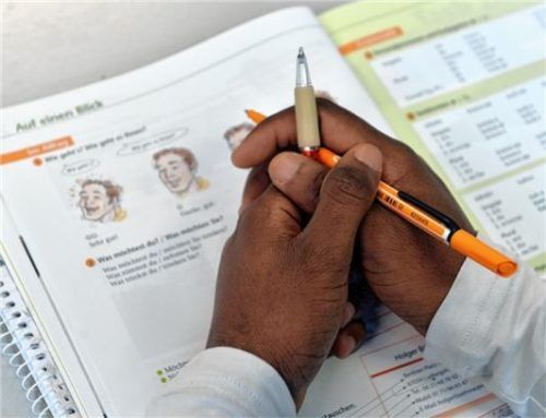 Die Mitglieder des Nußdorfer Asyl-Helferkreises versuchen auch, den Flüchtlingen Deutschkenntnisse zu vermitteln. Foto dpa/Hendrik Schmidt