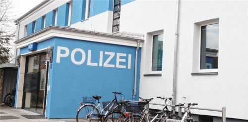 Die Polizeiinspektion Waldkraiburg. Vor 50 Jahren wurde sie eine eigenständige Dienststelle und bezog das Gebäude in der Ratiborer Straße, in dem sie bis heute ihren Sitz hat. Das 1939 erbaute Haus zählt zu den ältesten im Stadtgebiet und war 1939 Verwaltungssitz des Rüstungswerks.