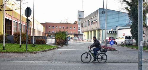 Die Rosenheimer Hauptfeuerwache an der Küpferlingstraße: Hier war früher freies Feld, die sogenannte Hartlwiese. Vor 50 Jahren wollte eine Wasserburger Brauerei dort ein großes Volksfest abhalten. Das geplante Bierzelt sollte 2500 Personen fassen. Der Stadtrat lehnte das ab. Die SPD argwöhnte, es sei nur darum gegangen, den Rosenheimer Brauereien die Konkurrenz vom Leibe zu halten.Foto Bi