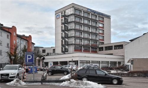Die Rückseite des VR-Bank-Gebäudes zeigt den Parkplatz. An den großen Lüftungsrohren links ist zu erkennen, dass unter der Parkfläche eine Tiefgarage liegt.Foto SChlecker