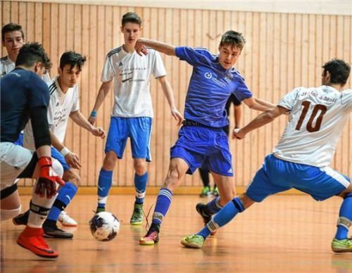 Die SG Tacherting/Peterskirchen/Engelsberg und ihre A-Junioren um Fabian Redwitz (blau) waren auch von vier Spielern und dem Torwart der JFG Inn-Achental (weiß) nicht zu stoppen. Endstand: 2:1. Fotos weitz