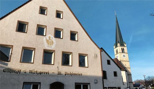 Als Wirtshaus wird der alte Pichlmeier nicht wiederbelebt, auch das Thema Wohnen im Alter hat die Projektgruppe verworfen. Eine Entscheidung lässt aber noch weiter auf sich warten: Erst der neue Gemeinderat soll sich mit möglichen Plänen auseinandersetzen. Foto  Meier
