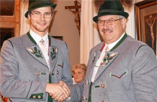 Die Verantwortung bleibt in der Familie: Ludwig Redl senior (rechts) übergibt den Vorsitz des Pruttinger Trachtenvereins an seinen Sohn Ludwig Redl junior.Foto re