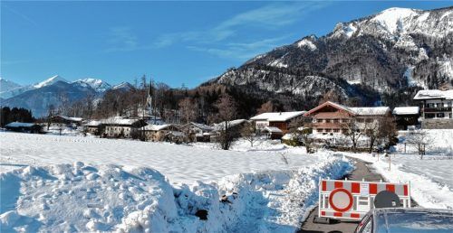 Die Zufahrt nach Raiten ist gesperrt. Hinter dem 266-Einwohner-Ortsteil ragt die Hochplatte auf. Im oberen Teil ist nach einem Lawinenabgang 2009 kein Schutzwald mehr, der den Schnee aufhalten könnte.Foto wunderlich