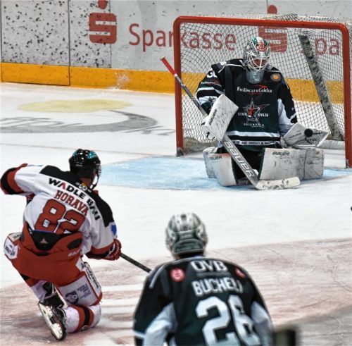 Diese Szene ist auch heute möglich: Landshuts Topscorer Miloslav Horava scheitert am Rosenheimer Schlussmann Lukas Steinhauer.Foto Ziegler