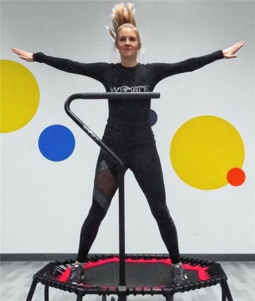 Dieses Trampolin ist ein Sportgerät, das einiges aushält. Bei „Trend-Jumping“, das die VHS ab Februar anbietet, sorgt Trainerin Anja Antholzner dafür, dass sich die Teilnehmer so richtig auspowern.Foto kme