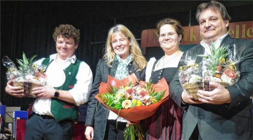 Dr. Andreas Stern, Vorsitzender der Musikkapelle, Bürgermeisterin Doris Laban, Dirigentin Elisabeth Redl und Dirigent Frank Adrian Holzkamp (von links) freuten sich über einen rundum gelungenen musikalischen Start ins neue Jahr.Foto ammelburger