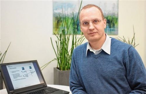 Dr. Hubert Baier, Fachdozent für Netzwerktechnik an der IT-Schule in Gendorf. Foto re