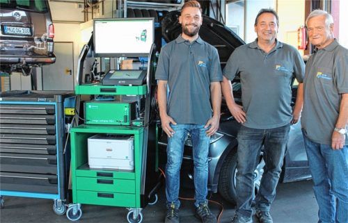 Drei Generationen arbeiten Hand in Hand: Florian, Reiner und Horst Schmidt kümmern sich um die Fahrzeuge ihrer Kunden und sorgen dafür, dass sie stets mobil sein können. Foto  hsc