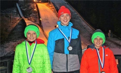 Dreifachsieg bei der 51. Mini Tournee in Berchtesgaden für den WSV Oberaudorf durch Jonathan Gräbert, Pirmin Kaiser und Lukas Holzer (von links). Foto lotter