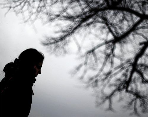 Dunkelheit und Trübsinn: Menschen mit einer bipolaren Störung leben mit extremen Emotionen, zwischen Depression und Manie. Fotos dpa/Heise