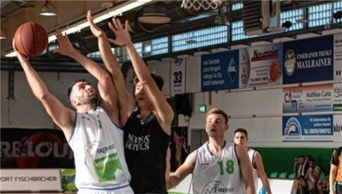 Durchgesetzt: Jasmin Uzunalic (links) setzt sich beim Korbwurf durch.