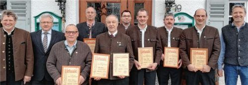 Ehre für verdiente und langjährige Mitglieder (von links): Vorsitzender Donatus Schiffer und Pius Graf von der Interessengemeinschaft mit Gerhard Scheuerer, Franz Gebauer, Martin Kiener, Wolfgang Mayer, Thomas Weber, Stefan Maier, Stefan Salminger und Bürgermeister Rainer Auer. Foto re