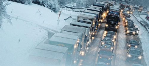 Ein Alptraum für jeden Autofahrer: Schneetreiben und stundenlanger, nächtlicher Megastau auf der Autobahn. Dies erlebte jetzt der neue Geschäftsführer der Romed-Kliniken, Dr. Jens Deerberg-Wittram. Erst nach rund acht Stunden Stau und Einsamkeit im Auto ging es weiter. Sein Lichtblick: eine zart schmelzende Schokokugel!Foto dpa