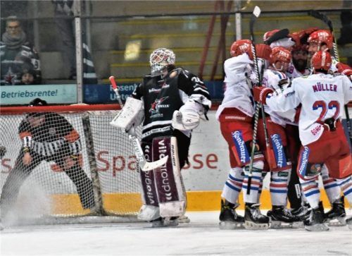 Ein Bild mit Symbolcharakter: Jubelnde Selber Spieler, ein enttäuschter Lukas Steinhauer und ein Schiedsrichter, der zu allem Überfluss auch noch fälschlicherweise ein Tor gab, das keins war. Foto  Ziegler
