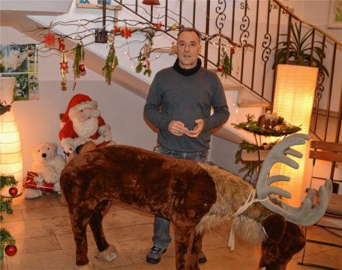 Ein bisschen wie im Wohnzimmer sieht es aus unter der Treppe des Parkhauses am Salinplatz. Hans Schenk arbeitet als Aufsicht im Parkhaus. Und er ist der Herr der Dekoration hier unten.Fotos Weinfurtner