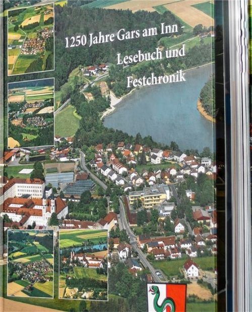 Ein Buch über die vergangenen 50 Jahre und große Feierlichkeiten in Gars hat Gunter Fuchs geschrieben. Foto  Wimmer