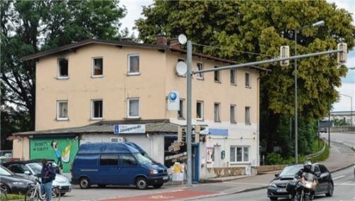 Ein Feuer im zweiten Stock löst im Juni 2018 einen Großeinsatz der Feuerwehren aus. Foto Huber