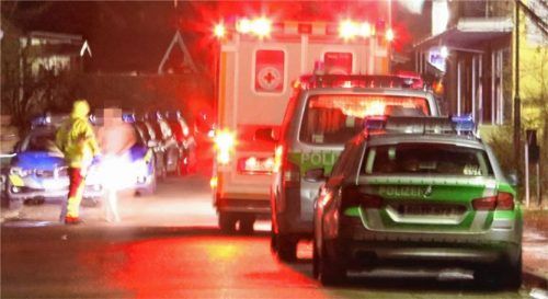 Ein großes Aufgebot an Polizeieinsatzkräften rückte in der Nacht zum Silvestertag vor dem Mehrfamilienhaus an, wo ein 37-jähriger Mann seine 42-jährige ehemalige Lebensgefährtin sowie eine 23-jährige Frau mit dem Messer verletzte. Der mutmaßliche Täter versuchte, über ein Treppengeländer zu flüchten, wurde aber von Polizeikräften gestellt und ließ sich widerstandslos festnehmen.Fotos  fib