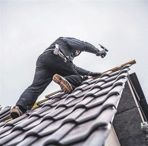 Ein häufiger Streitpunkt ist die Dämmung des Dachraumes. Hier kann man versuchen, eine Ausnahmegenehmigung zu erhalten.Foto dpa/Bauherrenschutzbund e.V.