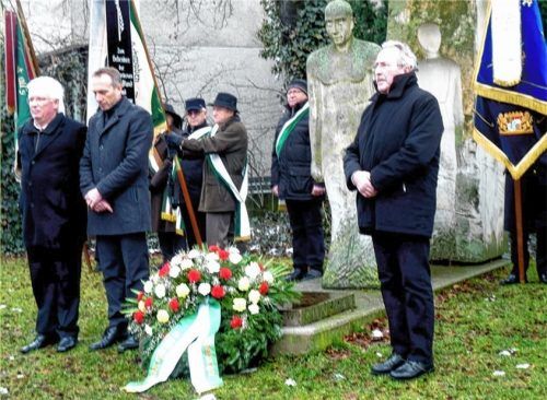 Ein Kranz am Mahnmal der Vertreibung erinnert an die Deportierten Menschen aus dem Banat im Januar 1945. Unser Bild zeigt (vorne von links) Georg Ledig, Bürgermeister Pötzsch und Landrat Huber.Foto fis